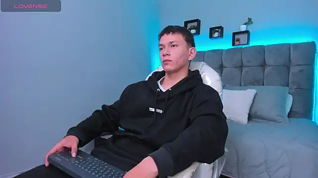 Snapshot of Thomas_moon chatting on February 2026 12:22:02 PM Thomas moon online show from February 2026 12:22:02 PM