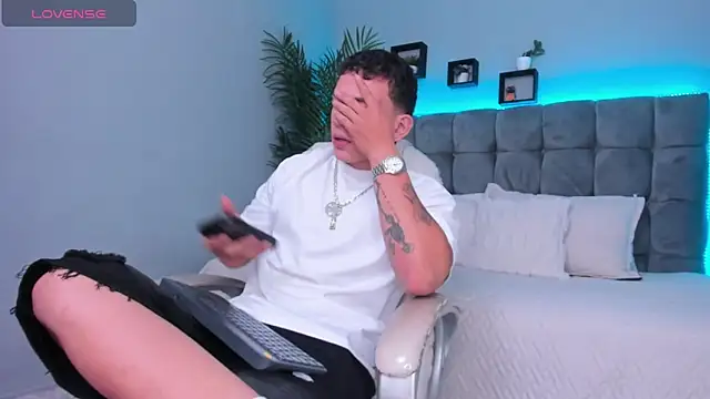 Snapshot of Thomas_moon chatting on February 2026 12:32:02 PM Thomas moon online show from February 2026 12:32:02 PM