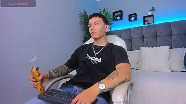 Snapshot of Thomas_moon chatting on February 2026 01:39:02 PM Thomas moon online show from February 2026 01:39:02 PM