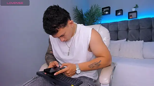 Snapshot of Thomas_moon chatting on February 2026 12:57:01 PM Thomas moon online show from February 2026 12:57:01 PM