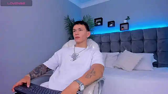 Snapshot of Thomas_moon chatting on February 2026 01:31:02 PM Thomas moon online show from February 2026 01:31:02 PM