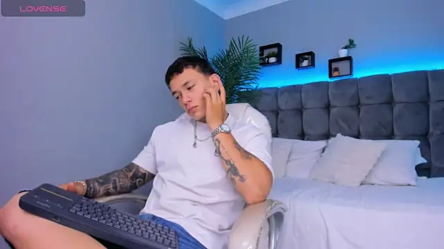 Snapshot of Thomas_moon chatting on February 2026 01:07:01 PM Thomas moon online show from February 2026 01:07:01 PM