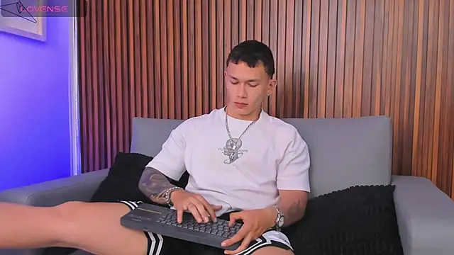 Snapshot of Thomas_moon chatting on March 2026 02:19:01 PM Thomas moon online show from March 2026 02:19:01 PM