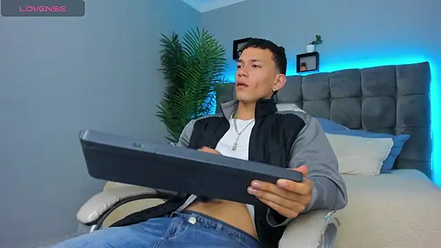 Snapshot of Thomas_moon chatting on March 2026 01:18:01 PM Thomas moon online show from March 2026 01:18:01 PM