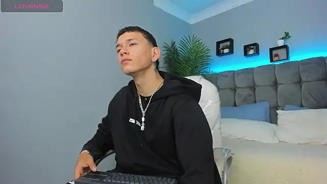 Snapshot of Thomas_moon chatting on March 2026 01:17:02 PM Thomas moon online show from March 2026 01:17:02 PM