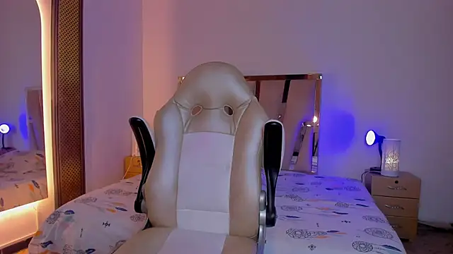 Elowen Clark online show from January 2026 08:23:02 PM