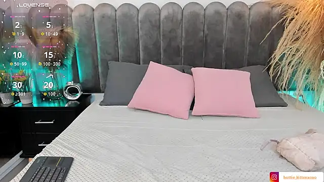 Snapshot of Viollet_xoxo chatting on October 2025 12:26:01 PM Viollet xoxo online show from October 2025 12:26:01 PM