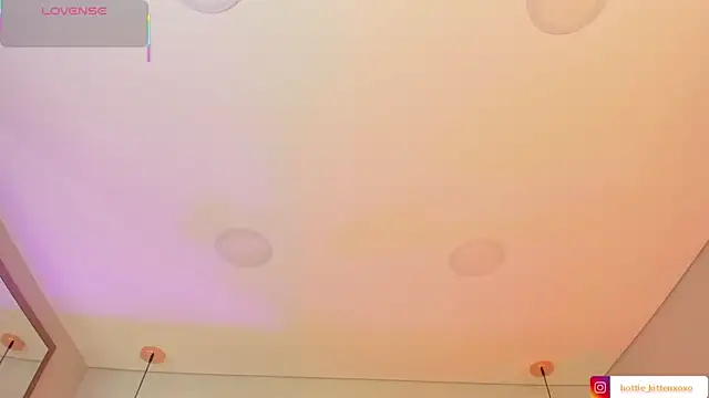 Snapshot of Viollet_xoxo chatting on October 2025 08:22:01 PM Viollet xoxo online show from October 2025 08:22:01 PM