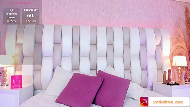 Snapshot of Viollet_xoxo chatting on February 2026 07:06:02 PM Viollet xoxo online show from February 2026 07:06:02 PM