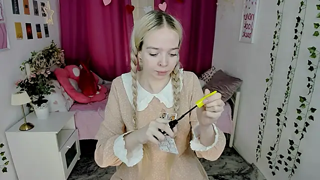 Snapshot of BellaMontgomery chatting on May 2026 06:38:01 PM BellaMontgomery online show from May 2026 06:38:01 PM