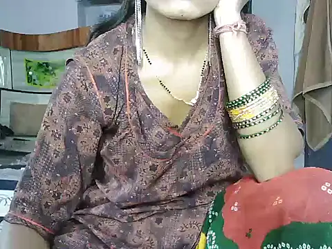 Snapshot of ROSE_GOLDE chatting on June 2026 06:51:01 AM ROSE GOLDE online show from June 2026 06:51:01 AM
