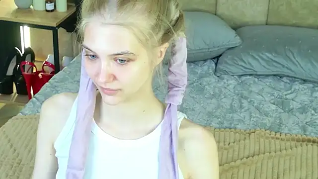 Snapshot of 4example_Chloe chatting on May 2026 05:35:02 AM 4example Chloe online show from May 2026 05:35:02 AM