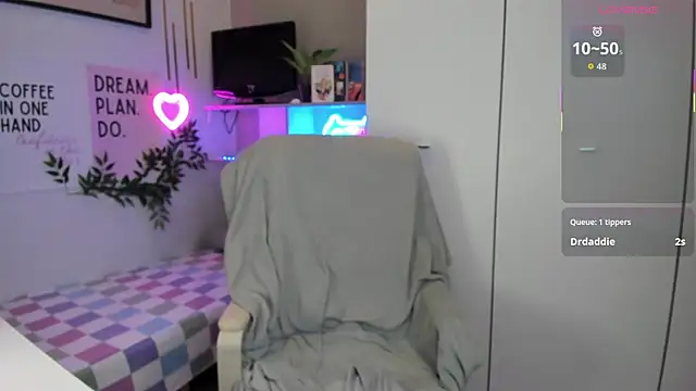 LiaWoow online show from November 2025 07:40:01 AM