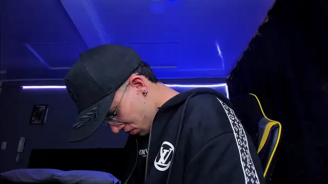 alexgiraldo   online show from November 2025 11:33:01 AM