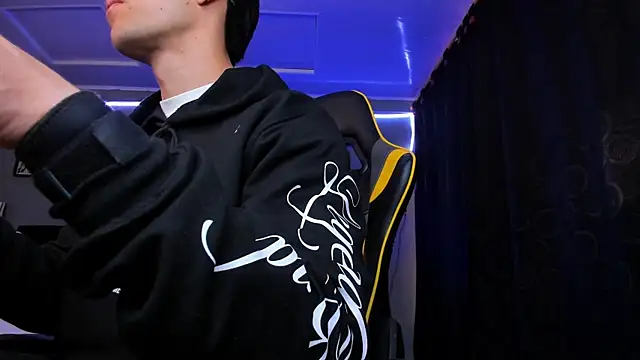 alexgiraldo   online show from December 2025 11:52:01 AM