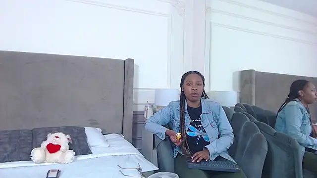 Snapshot of NatashaSilver chatting on October 2025 01:12:01 PM NatashaSilver online show from October 2025 01:12:01 PM