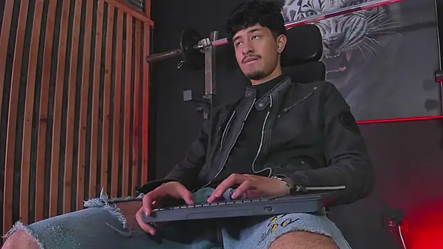 DimitriDeluxe online show from November 2025 07:46:01 PM