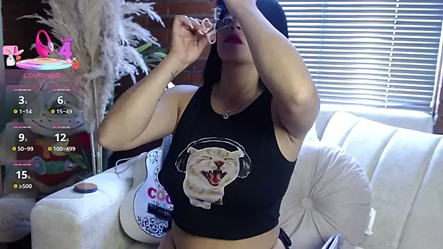 Snapshot of shara_rios chatting on May 2026 01:06:01 PM shara rios online show from May 2026 01:06:01 PM