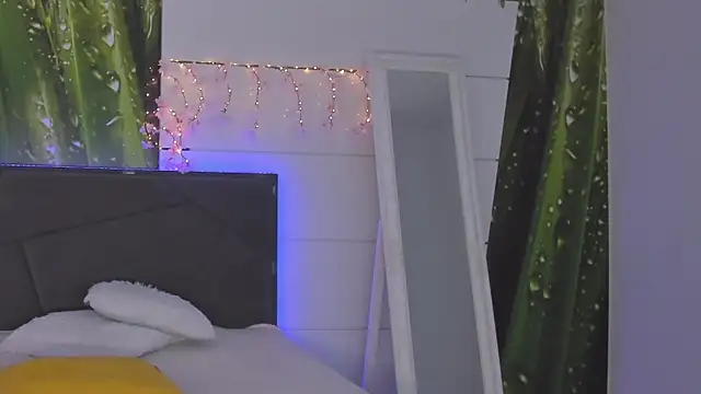 HollyTailors online show from February 2026 01:36:01 PM