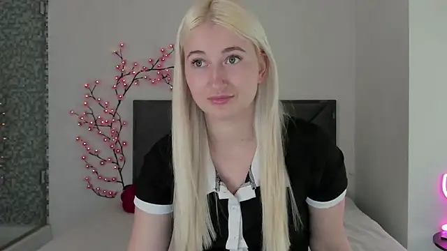 HollyTailors online show from March 2026 01:25:01 PM