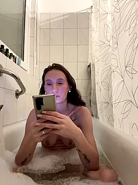 Emilia Mausi online show from December 2025 07:43:01 PM