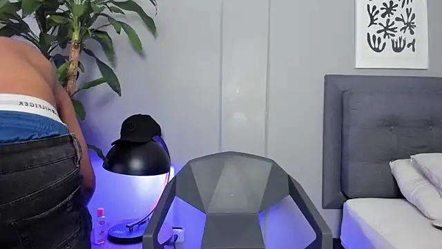 Tylerffoxx online show from April 2026 09:08:02 PM