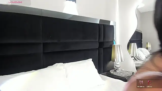 CarolineLee  online show from April 2026 10:37:02 PM