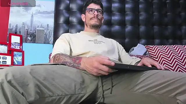 Snapshot of damian_bull chatting on May 2026 02:34:02 PM damian bull online show from May 2026 02:34:02 PM