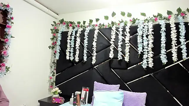 Nanis James online show from September 2025 03:01:01 AM