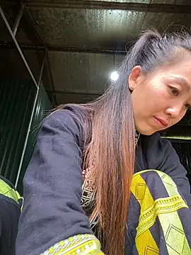 Huong-Ly online show from November 2025 08:20:01 AM