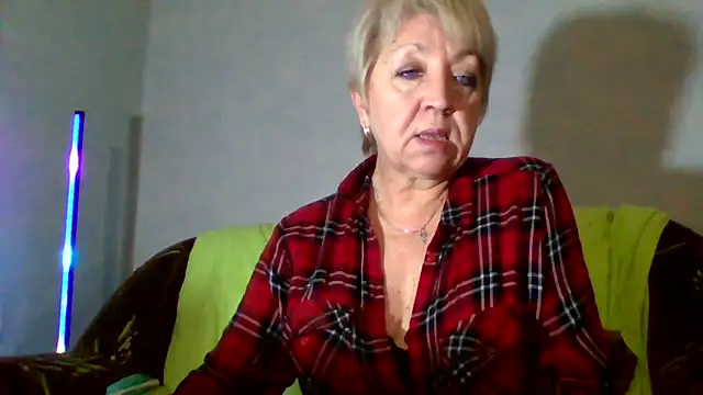 Snapshot of DianaQDream chatting on February 2026 03:33:01 PM DianaQDream online show from February 2026 03:33:01 PM