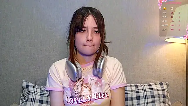 Honeey Beee online show from December 2025 04:33:01 PM