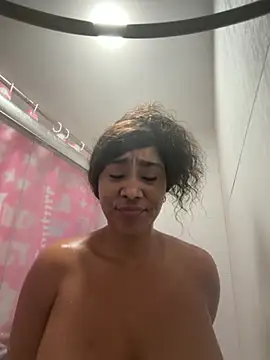 LuckyKhloe online show from October 2025 01:29:01 AM