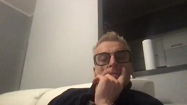 Axl hot online show from November 2025 07:57:01 PM