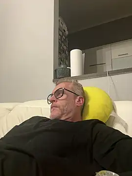 Axl hot online show from April 2026 09:45:01 PM