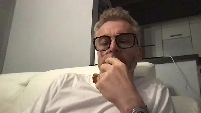 Axl hot online show from April 2026 06:13:02 PM