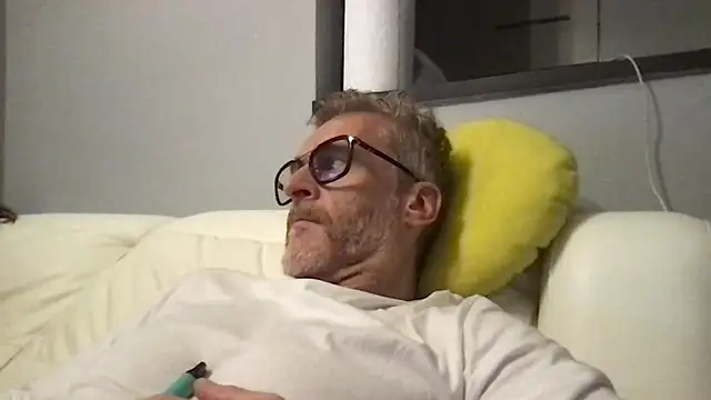 Axl hot online show from April 2026 08:48:01 PM