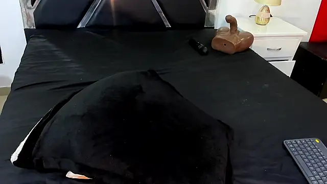 Michelle Lewis  online show from October 2025 12:15:01 PM