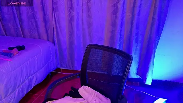 Eymmy 24 online show from December 2025 01:43:02 AM