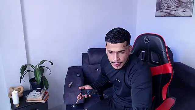 DeimonOficial online show from April 2026 08:12:02 PM