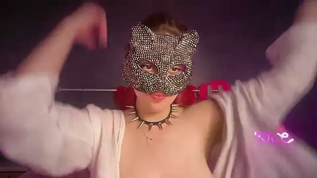 Lunahadidd online show from February 2026 07:15:01 PM