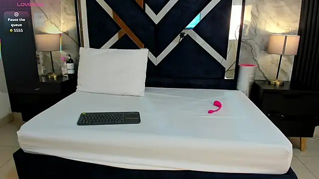 VioletRose as online show from October 2025 07:31:02 PM