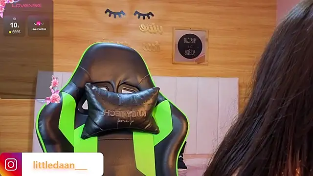 Abril Velvet a  online show from December 2025 12:34:02 PM