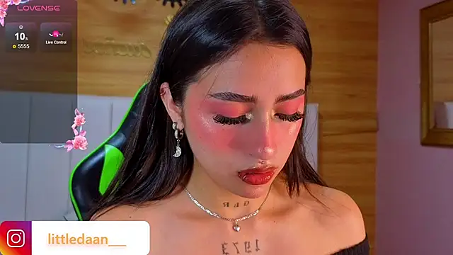 Abril Velvet a  online show from December 2025 12:45:01 PM