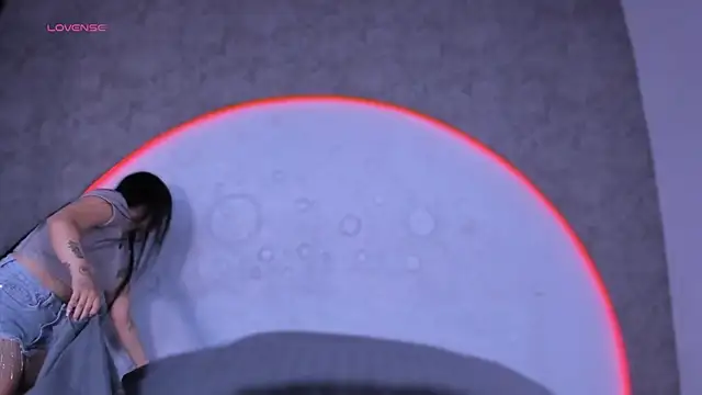 ReinaChloe online show from November 2025 04:05:01 PM