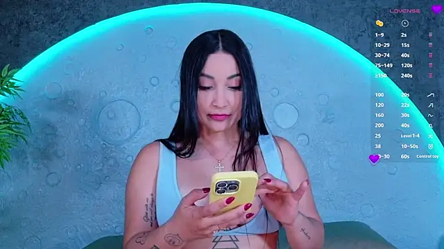 Snapshot of ReinaChloe chatting on June 2026 04:21:02 PM ReinaChloe online show from June 2026 04:21:02 PM