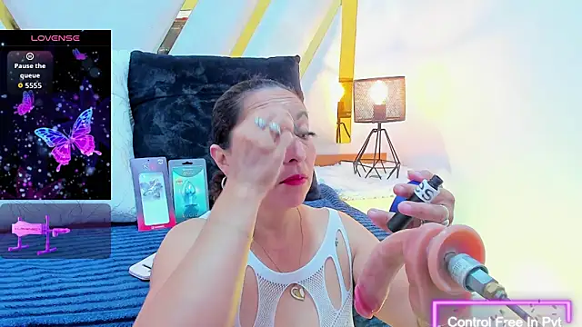 Luna Naughty1 online show from October 2025 03:22:02 PM