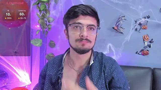 AaronFuentes7 online show from October 2025 07:03:01 PM