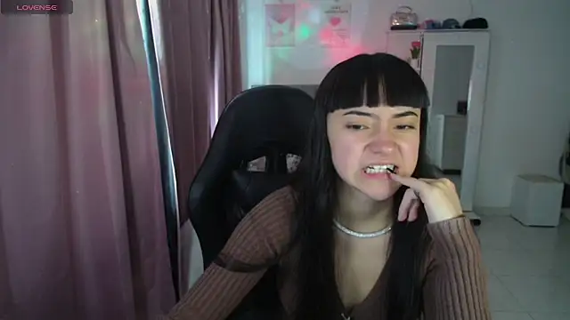 Snapshot of violetta_blackk chatting on April 2026 05:15:02 PM violetta blackk online show from April 2026 05:15:02 PM