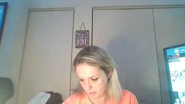 Snapshot of Candykissesxoxo chatting on November 2025 09:32:01 AM Candykissesxoxo online show from November 2025 09:32:01 AM